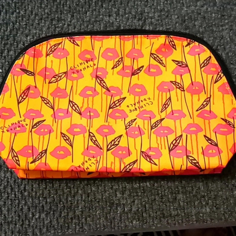 NWOT Clinique x Donald makeup/accessories bag